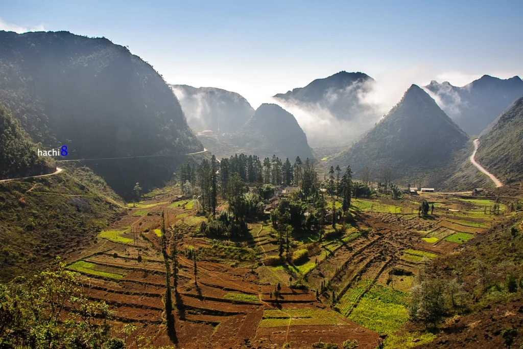 Situata sull'altopiano roccioso di Dong Van, a 125 km dalla città di Ha Giang, il palazzo della famiglia Vuong è costruita su una collina a forma di guscio di tartaruga - Ha Giang - Tour in Vietnam - Giro Asia Travel