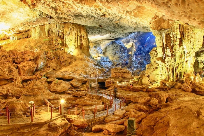 La Grotta di Sung Sot (Grotta della Sorpresa) - Visitare la Baia di Ha Long - Giro Asia Travel - Tour in Vietnam