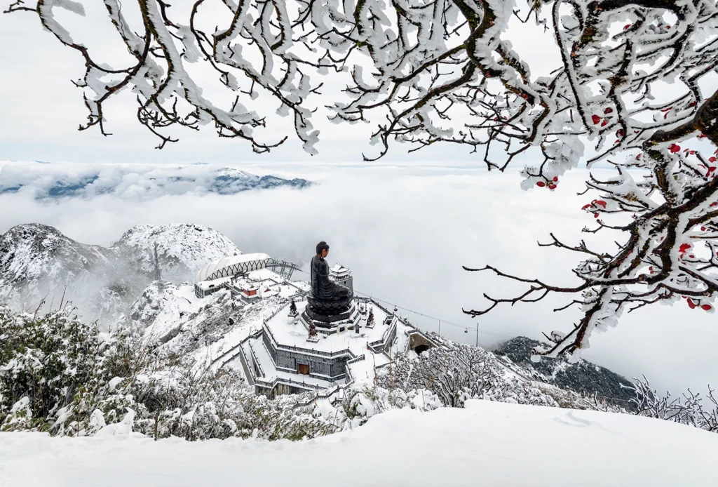 La gigantesca statua del Buddha Amitabha a Fansipan in mezzo alla neve bianca dell'inverno