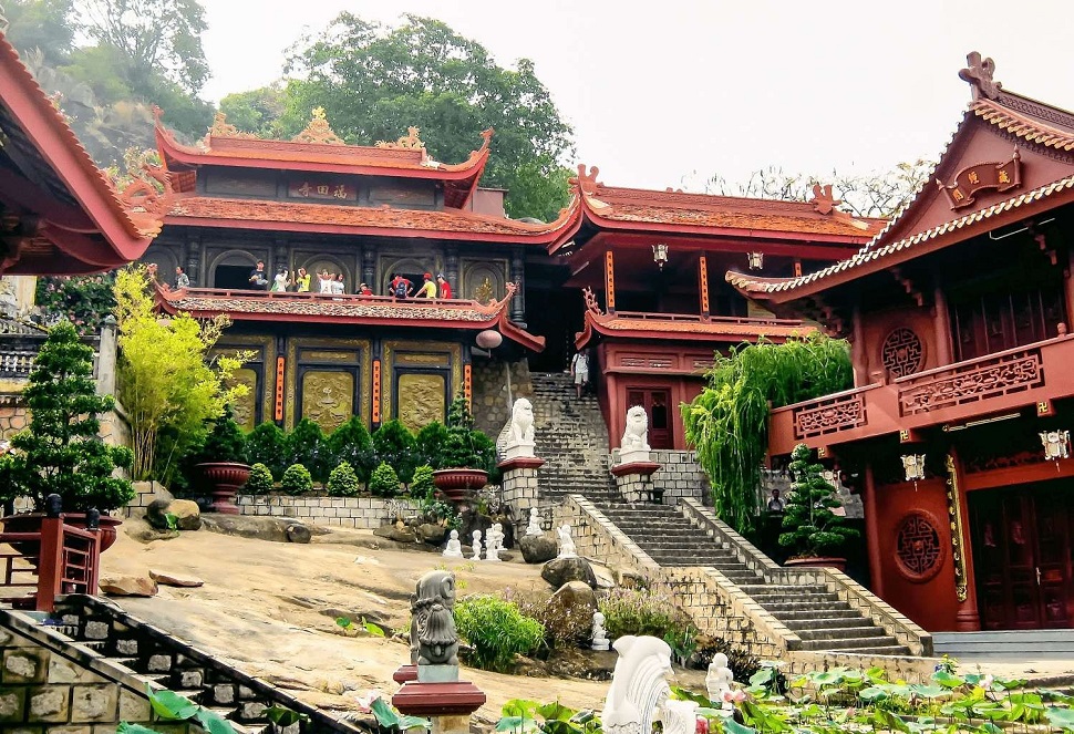 L'imponente architettura della Pagoda Hang sulle pendici del Monte Sam a Chau Doc