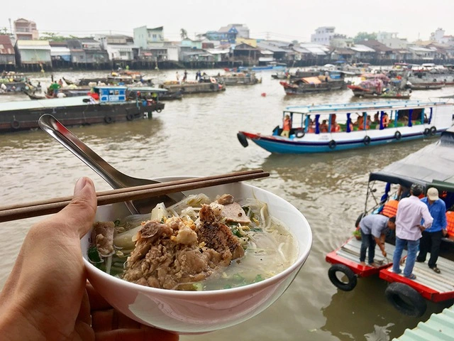 Hu tieu del mercato galleggiante di Cai Rang (Can Tho) un tempo conquistò lo chef più famoso del mondo, Gordon Ramsay.