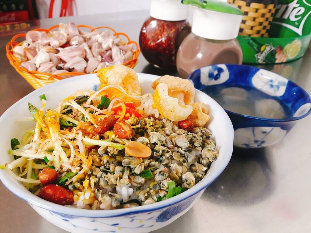 Cơm Hến (Riso con piccole vongole)